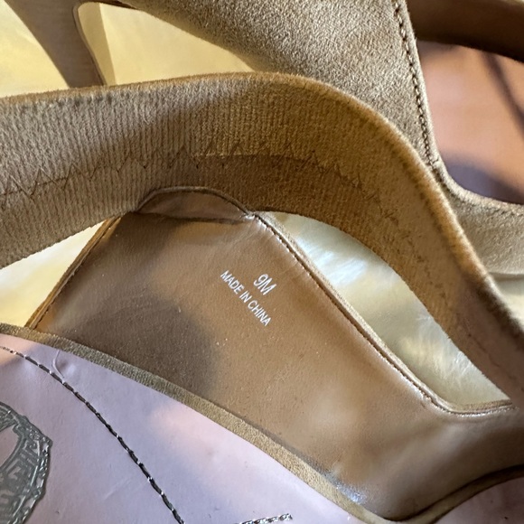 Tan/Beige heels- unknown brand - Picture 5 of 5